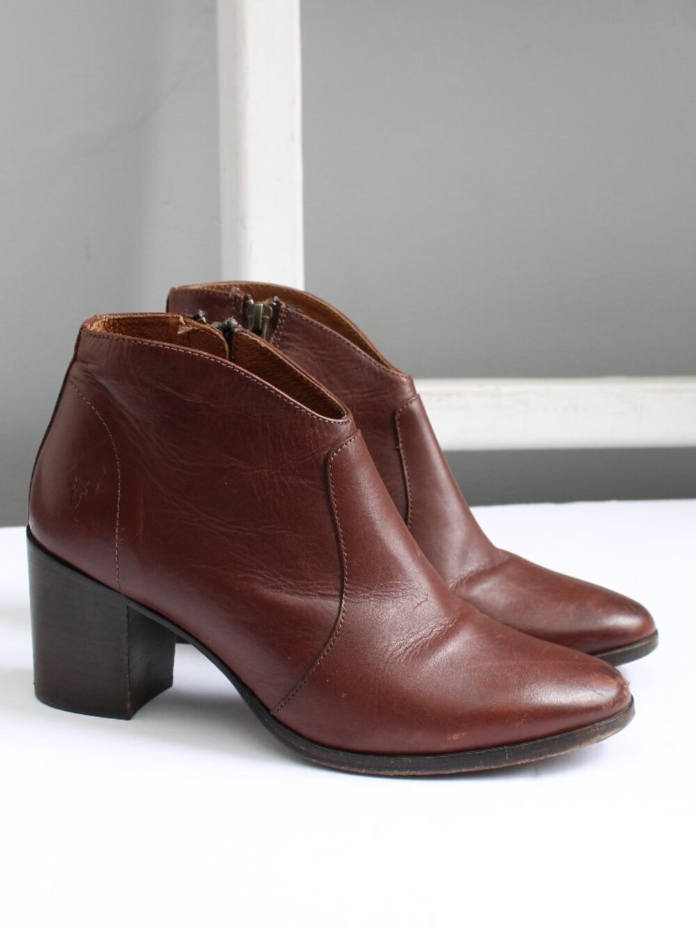 Frye Nora Short Zip Brown Leather Booties Block Heel Ankle Boots Size 7